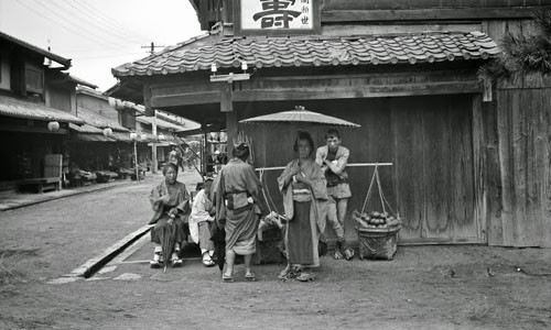 Gánh hàng rong của người đàn ông thu hút khá đông khách tới mua.