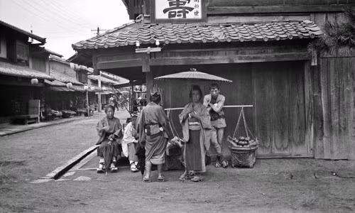 Gánh hàng rong của người đàn ông thu hút khá đông khách tới mua.