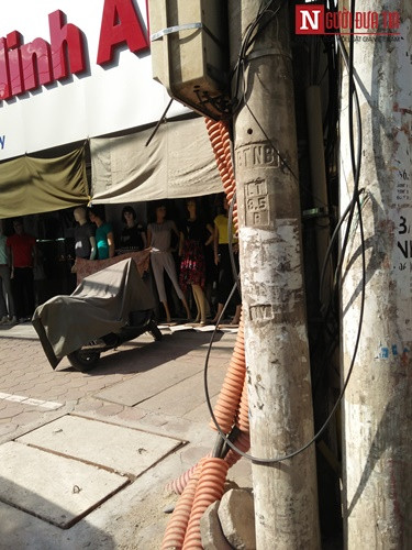 Không chỉ ô tô, xe máy cũng được bọc kín cẩn thận.