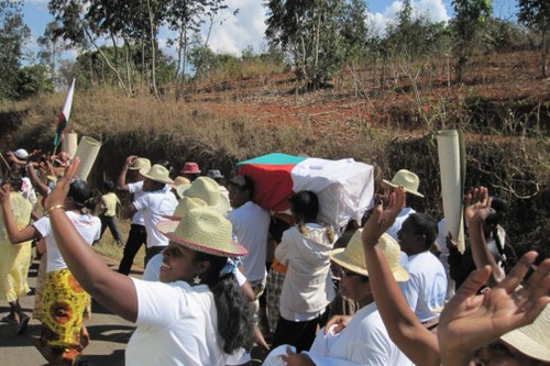 Khiêu vũ cùng xác chết. Ở Madagascar, người dân tổ chức nghi lễ truyền thống có tên Famadihana (Lễ thay xương). Nghi lễ này thường diễn ra trong hầm mộ của gia đình 7 năm/lần hoặc lâu hơn. Theo đó, người ta cẩn thận nhặt từng mảnh xương khô từ bộ hài cốt được bốc lên, đem gói gém cẩn thận vào một tấm vải liệm mới. Kế đến, người thân, bạn bè sẽ nhảy múa quanh những người đã khuất.