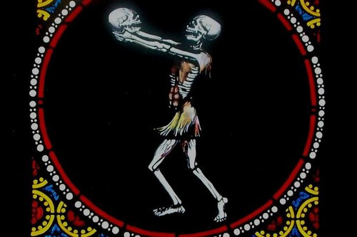 "Trì hoãn" cái chết nghe có vẻ là điều không tưởng nhưng David Lunt đã làm được điều đó. Ngày 14/1/1877, người đàn ông tên là David Lunt bị bắn một viên đạn vào đầu tại phía nam Dakota. Điều ngạc nhiên là David Lunt không chết ngay lập tức và may mắn sống sót trong 67 ngày tiếp theo. Tuy nhiên, đến cuối cùng, David Lunt cảm thấy đau đầu dữ dội và sau đó qua đời. Kết quả khám nghiệm tử thi cho thấy nguyên nhân cái chết của David Lunt là do bị đạn bắn vào đầu. Không người nào có thể giải thích sự việc kỳ lạ này.