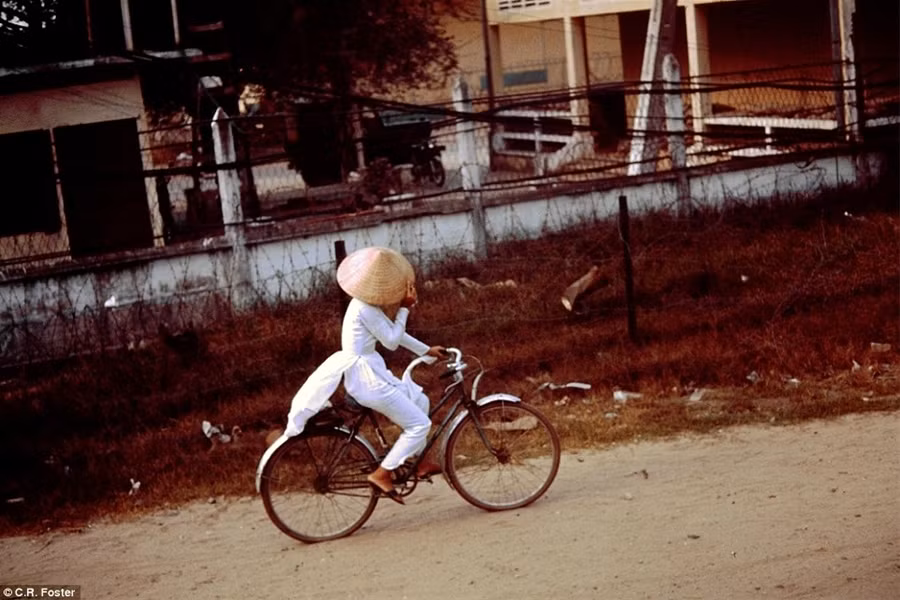 Theo chia sẻ của nhiếp ảnh gia Rennick, những cựu binh Mỹ khi tham chiến ở Việt Nam là những người lính trẻ tuổi đến từ một quốc gia khác. Nhiều người trong số họ là lần đầu tiên đến Việt Nam.