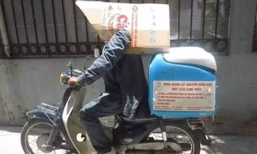 Đội thùng cát tông lên đầu là cách chống nắng khiến chàng trai này trở thành "hiện tượng" lạ khiến mọi người xung quanh không khỏi giật mình.