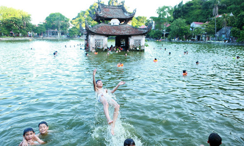 Buổi chiều hàng ngày, hàng trăm người dân thuộc xã Sài Sơn (Quốc Oai, Hà Nội) lại ra ao làng Đa Phúc để tắm giải nhiệt. Trẻ em ngoại thành Hà Nội thường chọn cách này để xua tan nắng nóng.
