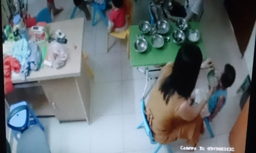 Be 3 tuoi bi co giao bao hanh nhoi thuc an vao mieng