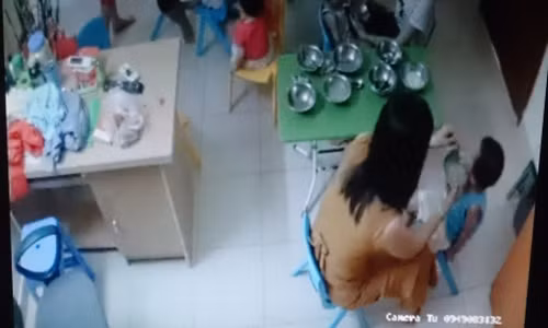 Be 3 tuoi bi co giao bao hanh nhoi thuc an vao mieng