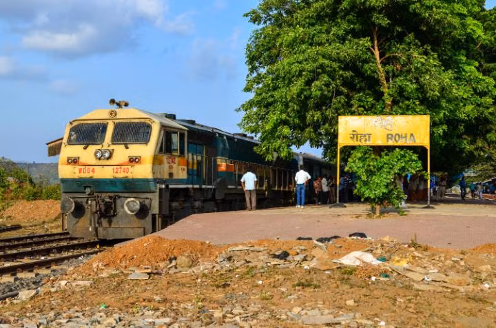 Chuyến du lịch bằng tàu hỏa đi từ Mumbai đến Madgaon sẽ đưa bạn qua đường bờ biển tuyệt đẹp ở phía Tây Ấn Độ và biển Ả Rập.