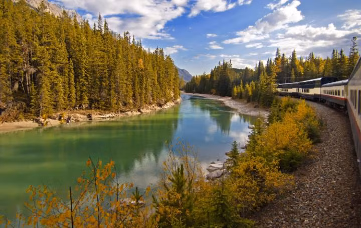 Hành trình bằng tàu hỏa từ Vancouver tới Jasper trở nên vô cùng thú vị. Trải nghiệm tuyến đường này sẽ giúp bạn ngắm nhìn những hồ nước xanh biếc, rừng cây và dãy núi Rocky hùng vĩ.