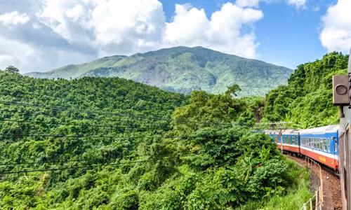 Tuyến đường sắt từ Hà Nội tới Đà Nẵng mang lại cảm giác thú vị cho hành khách. Trên đường đi, du khách sẽ có cơ hội ngắm nhìn đồi núi bao la, rừng cây và đường bờ biển tuyệt đẹp. Đây là một trong số 10 tuyến du lịch bằng tàu hỏa ấn tượng nhất thế giới do Telegraph bầu chọn.
