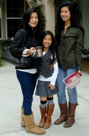 Hồng Đào và 2 cô con gái. Ảnh: FBNV.