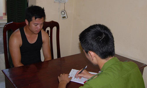 Dương Văn Dũng lúc bị bắt. Ảnh: Cổng thông tin điện tử Công an tỉnh Hà Nam.