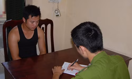 Dương Văn Dũng lúc bị bắt. Ảnh: Cổng thông tin điện tử Công an tỉnh Hà Nam.