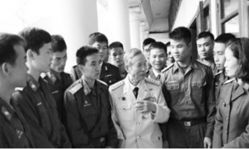 Anh hùng LLVT La Văn Cầu (ở giữa).