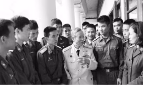 Anh hùng LLVT La Văn Cầu (ở giữa).