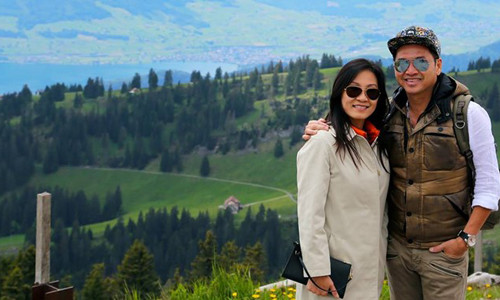 Vợ chồng Hồng Đào - Quang Minh muốn về Việt Nam để gần gũi với khán giả quê nhà. Ảnh: FBNV.