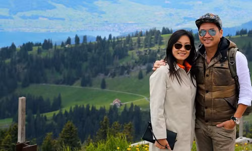 Vợ chồng Hồng Đào - Quang Minh muốn về Việt Nam để gần gũi với khán giả quê nhà. Ảnh: FBNV.