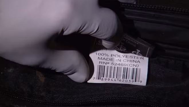 Các nhà điều tra không tìm thấy bất kỳ dấu vết nào của hung thủ trên vali cũng như ở bãi rác. Manh mối duy nhất của họ là mã vạch trên nhãn mác của vali. Dựa vào mã vạch, hãng sản xuất vali cho biết, chỉ các siêu thị Wal-Mart bán loại vali như thế. Nhờ hệ thống theo dõi từng sản phẩm của hãng, cảnh sát biết rằng vali được bán đúng vào ngày Summer chết. Người mua vali cũng trả tiền cho vài mặt hàng khác tại siêu thị.