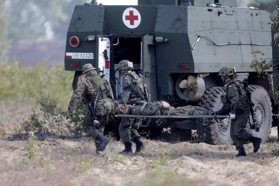 Một tình huống diễn tập di tản thương vong ra khỏi chiến trường bằng xe bọc thép cứu thương chuyên dụng.