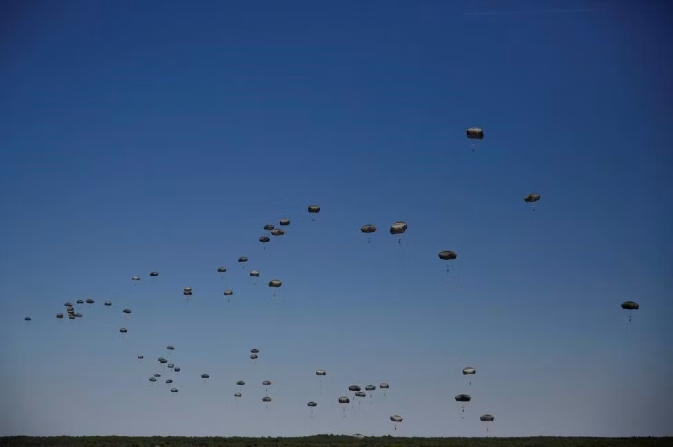 Các binh sĩ Lữ đoàn dù 82, quân đội Mỹ tiếp cận mặt đất bằng dù. Đổ bộ đường không là chiến thuật quan trọng trong việc nhanh chóng chiếm lĩnh các khu vực trận địa.