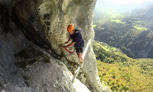 Nằm ở độ cao 1.290 m so với mực nước biển, cung đường nguy hiểm này thường khiến người leo núi mất 2 giờ chinh phục và đến được thung lũng Entrmonts.