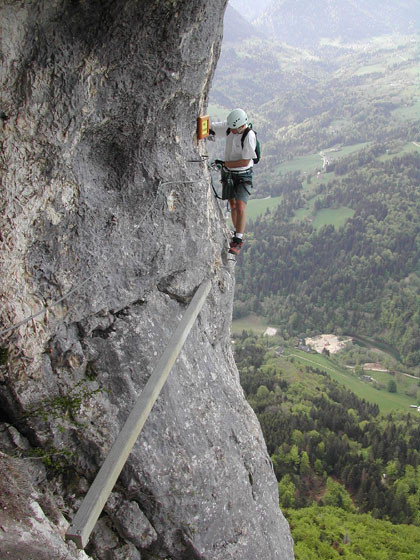 Con đường leo núi Roche Veyrand nằm trong dãy núi Charteuse thuộc Savoie, Pháp là cung đường chết chóc khi được làm từ ván gỗ bắc qua 2 mỏm đá, thang leo cố định hoặc những cây cầu gỗ chỉ đủ đặt vừa một bàn chân.
