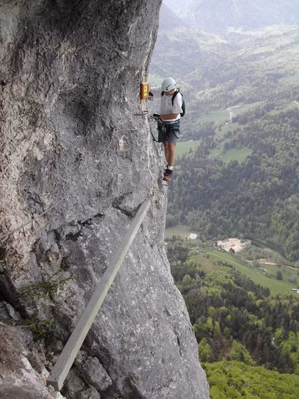Con đường leo núi Roche Veyrand nằm trong dãy núi Charteuse thuộc Savoie, Pháp là cung đường chết chóc khi được làm từ ván gỗ bắc qua 2 mỏm đá, thang leo cố định hoặc những cây cầu gỗ chỉ đủ đặt vừa một bàn chân.