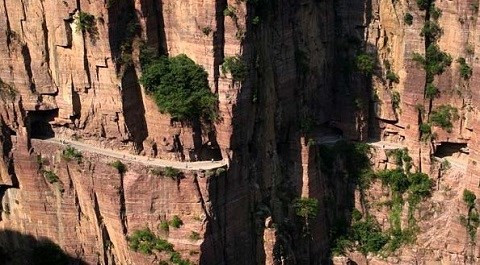 Được xây dựng từ năm 1972, đường hầm qua núi Quách Lượng được đánh giá là hành lang dài nhất trên vách đá.