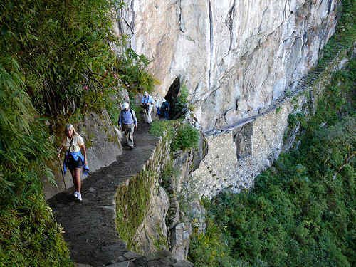 Núi Huayna Picchu thuộc Machu Picchu, Peru là cung đường chết chóc trên thế giới. Do đỉnh Huayna Picchu cao khoảng 2.720m so với mực nước biển nên con đường mòn dẫn lên đỉnh núi vô cùng cheo leo.