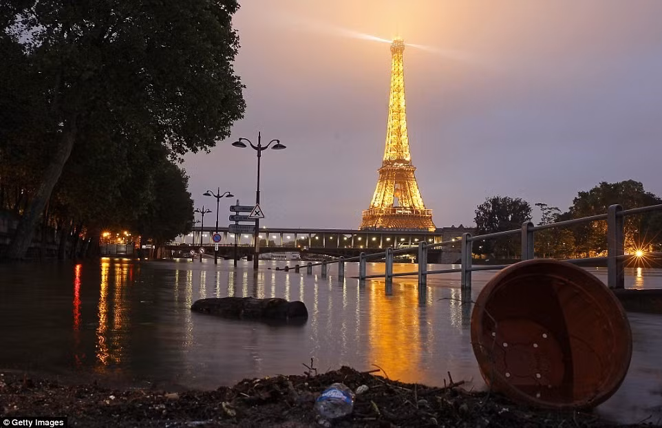 Mực nước ở sông Seine giữa lòng Paris dâng cao 6 m so với bình thường, gây ngập các phố quanh tháp Eiffel. Tổng thống Francois Hollande đã ban bố tình trạng thiên tai tại các khu vực nằm ven bờ sông Seine. Ông Hollande cũng cho biết hiện tượng thời tiết cực đoan và biến đổi khí hậu là nguyên nhân gây nên những trận mưa kéo dài những ngày qua.