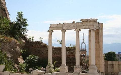 8. Plovdiv là thành phố lớn thứ 2 ở Bulgaria. Thành phố này từng là một thành phố của đế chế La Mã trước khi rơi vào tay Byzantine và Ottoman. Sau cùng, Plovdiv là một phần lãnh thổ của Bulgaria. Thành phố cổ xưa này có lịch sử tồn tại từ khoảng năm 4000 TCN.