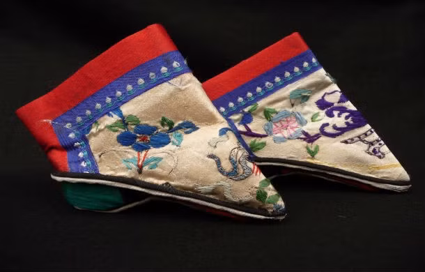 Vào thời phong kiến, phụ nữ Trung Quốc thực hiện tục lệ hãi hùng bó chân vô cùng đau đớn để có "gót sen vàng ba tấc". Người dân nơi đây quan niệm bàn chân nhỏ là đỉnh cao vẻ đẹp của người con gái. Ngoài ra, cũng có ý kiến cho rằng phụ nữ có bàn chân sen sẽ hạn chế sự di chuyển, khiến họ phụ thuộc vào chồng và gia đình.