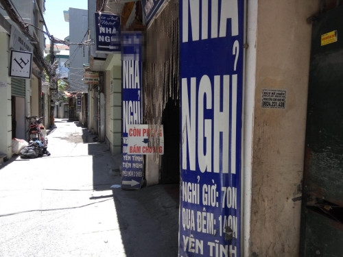 Nhiều nhà nghỉ phải treo biển thông báo cho khách hàng.