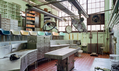 Nhiều vật dụng, thiết bị bên trong bệnh viện bị hoen rỉ theo thời gian, toát lên khung cảnh ma quái.