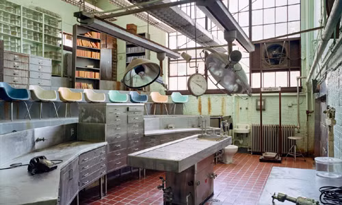 Nhiều vật dụng, thiết bị bên trong bệnh viện bị hoen rỉ theo thời gian, toát lên khung cảnh ma quái.