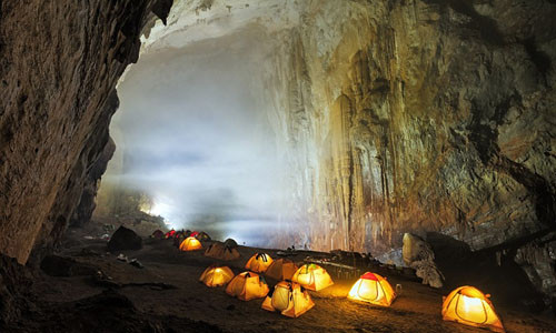 Nhiếp ảnh gia Zihlmann vô cùng ấn tượng và kinh ngạc khi đến hang Sơn Đoòng. Trong ảnh là những chiếc lều rực sáng trong đêm của du khách trải nghiệm vẻ đẹp hang động lớn nhất thế giới.