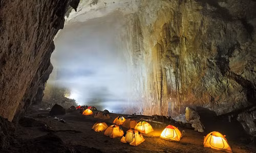 Nhiếp ảnh gia Zihlmann vô cùng ấn tượng và kinh ngạc khi đến hang Sơn Đoòng. Trong ảnh là những chiếc lều rực sáng trong đêm của du khách trải nghiệm vẻ đẹp hang động lớn nhất thế giới.