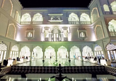 Tòa lâu đài siêu sang màu trắng trị giá lên tới 15 triệu USD của đại gia Khải Silk.