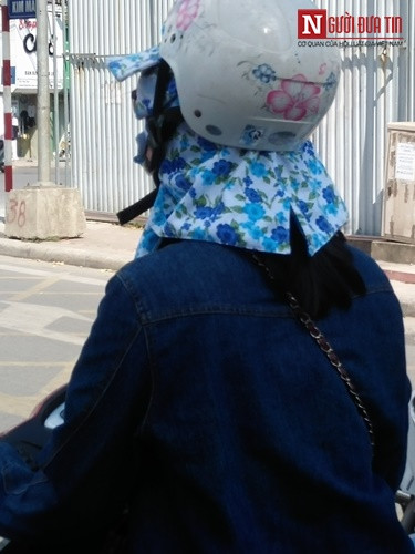 Những khuôn mặt mệt mỏi chờ đợi, thẫn thờ chỉ mong cho nắng mau qua đi.