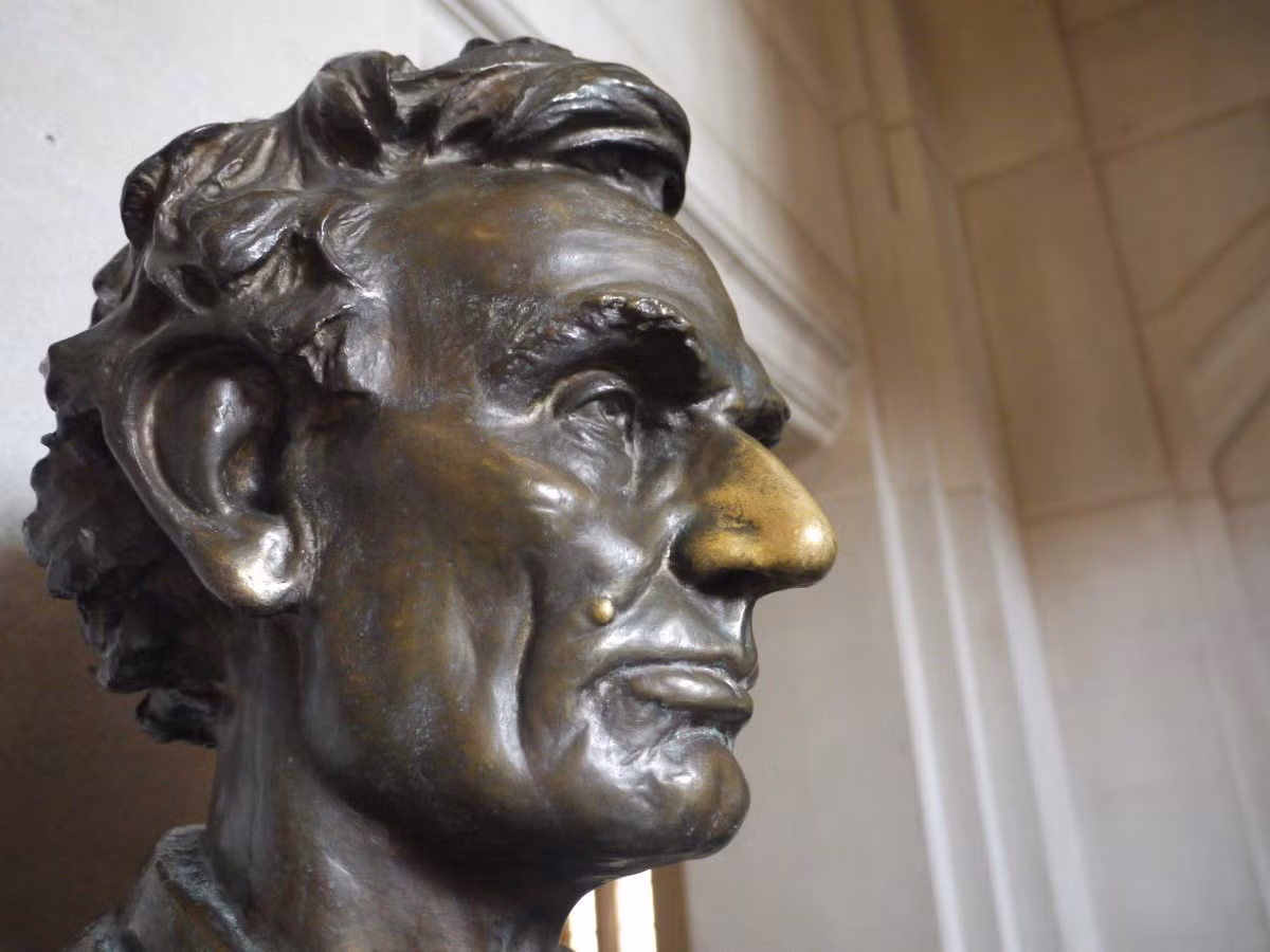 Khi con người hít thở, một bên mũi luôn hít vào nhiều không khí hơn bên kia và liên tục đổi chiều trái - phải 15 phút/lần.