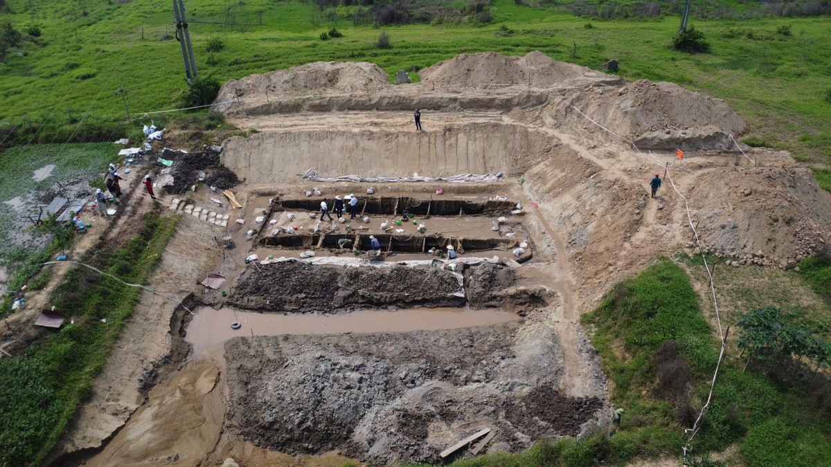 Toàn cảnh khai quật hai con thuyền cổ dưới lòng ao nhà ông Nguyễn Văn Chiến thuộc phường Hà Mãn, thị xã Thuận Thành, tỉnh Bắc Ninh. Đến nay, hình dáng trọn vẹn của hai con thuyền đã được hé lộ. Ảnh Báo Giao thông