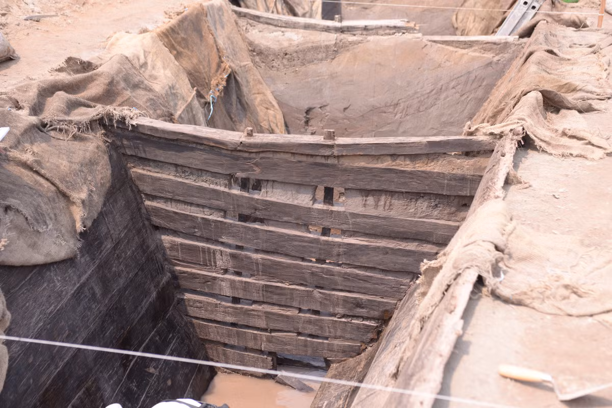 Hiện tại, một con thuyền đã được khai quật phần lòng, nhưng phần còn lại vẫn nằm trong lòng đất để bảo quản tạm thời. Trong khoang thuyền, các nhà khảo cổ tìm thấy nhiều loại hạt cây, bước đầu phỏng đoán đây có thể là thuyền chở nông sản. Ảnh Báo Giao thông