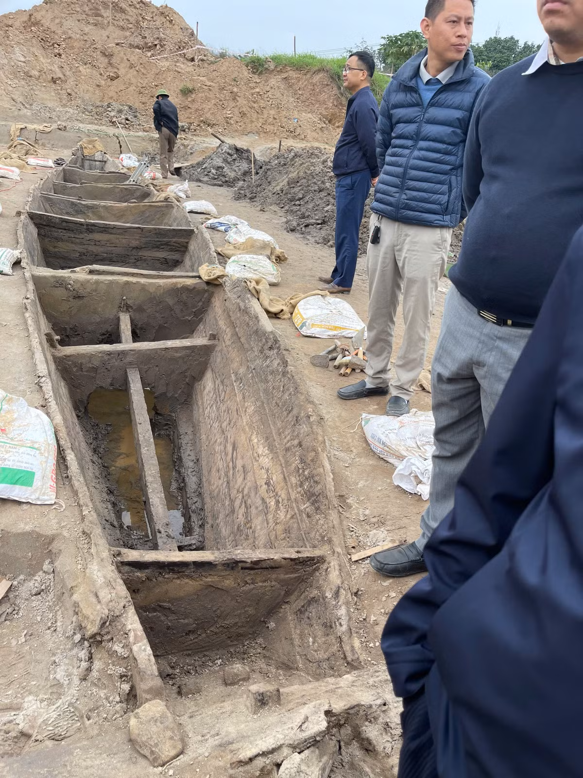 Một chi tiết đặc biệt là hai con thuyền này được kết nối với nhau bằng một thanh xà ngang vững chắc, đặt ra nhiều nghi vấn về công năng sử dụng của chúng thời cổ đại.