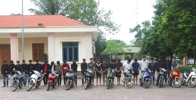 Bắt nhóm thanh thiếu niên cầm dao diễu phố tấn công người đi đường Bat nhom thanh thieu nien cam dao dieu pho tan cong nguoi di duong