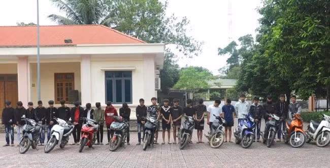 Bat nhom thanh thieu nien cam dao dieu pho tan cong nguoi di duong