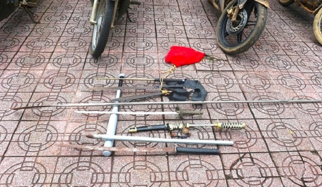 Bắt nhóm thanh thiếu niên cầm dao diễu phố tấn công người đi đường - Hình 2 Bat nhom thanh thieu nien cam dao dieu pho tan cong nguoi di duong-Hinh-2