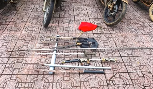 Bat nhom thanh thieu nien cam dao dieu pho tan cong nguoi di duong-Hinh-2