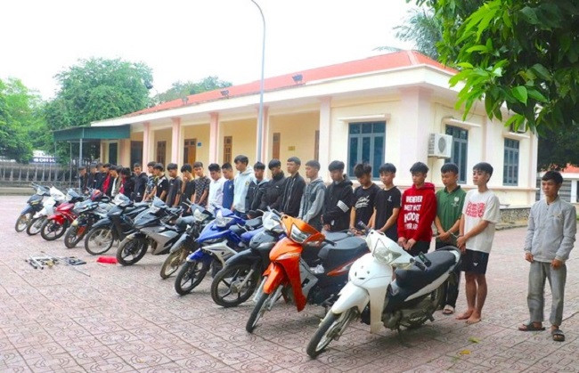 Bắt nhóm thanh thiếu niên cầm dao diễu phố tấn công người đi đường - Hình 3 Bat nhom thanh thieu nien cam dao dieu pho tan cong nguoi di duong-Hinh-3