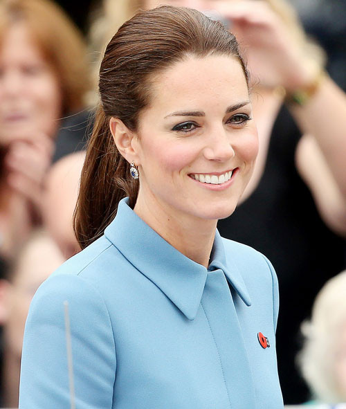 Chuyên gia chăm sóc da của Kate Middleton cho biết, để có làn da căng mịn, tràn đầy sức sống trước ngày đám cưới thế kỷ, Kate quyết định dưỡng da bằng nọc ong. 