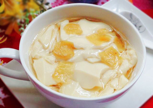 Khi ăn, bạn hớt tào phớ thành từng lớp mỏng cho vào bát rồi đổ thêm nước đường ăn cùng cho đậm đà. 