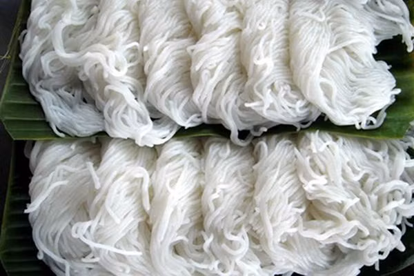 Cách đơn giản nhất để phân biệt bún sạch với bún chứa hóa chất là nhìn vào màu sắc sợi bún. Bún làm từ gạo nguyên chất thường có màu trắng đục. Trong khi đó, bún chứa hàn the hay hóa chất bảo quản thường có màu trắng trong, sáng và sợi bún có độ bóng mẩy.